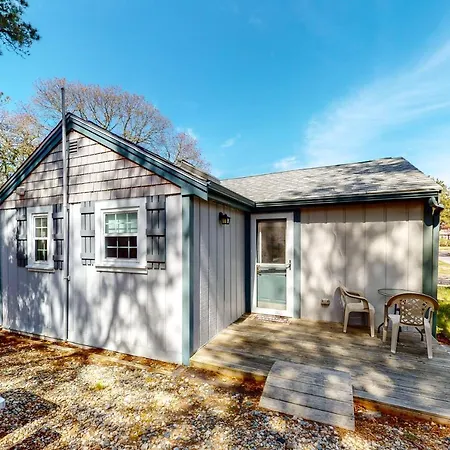 Whitman Surf Cottage & Great Hollow Retreat
